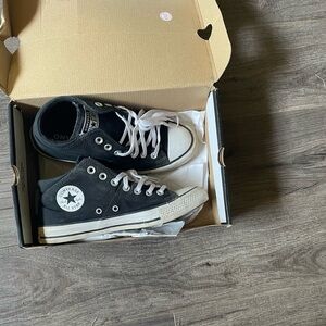 Women’s converse shoes size 9